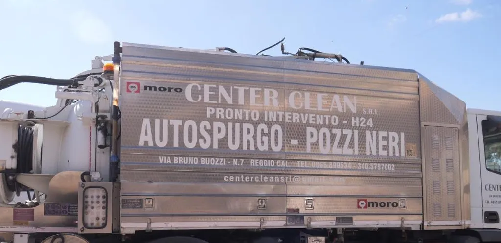 La fiancata in acciaio dell'autobotte Center Clean: CENTER CLEAN S.R.L., PRONTO INTERVENTO H24, AUTOSPURGO POZZI NERI, indirizzo e telefoni